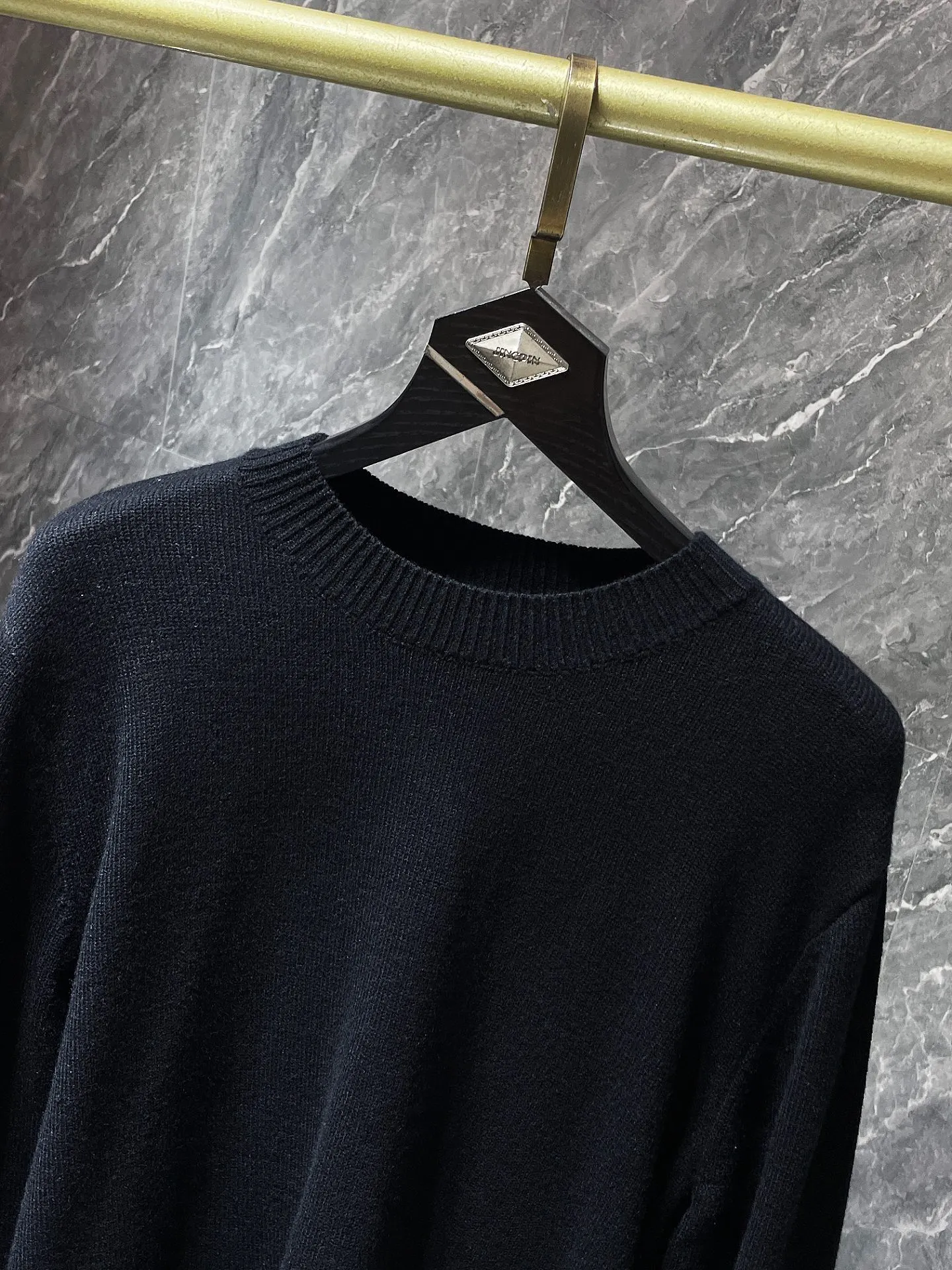 P236 Chrome Hearts 🍁Autumn and winter sweater series🍁 Three-dimensional jacquard on the back ➕ Leather opening process on the cuffs Selected high-quality wool blended knitted fabric Non-common version on the market Recommended colors: black gray white green